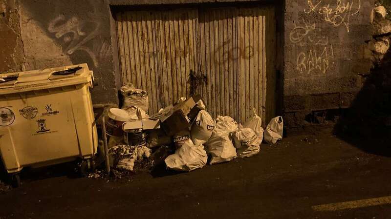 Nuevo vertido de escombros en bolsas en la calle de Barcelona/TA.