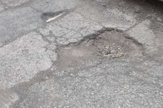 Estado del firme de la calle de Gloria en La Herradura/TA.