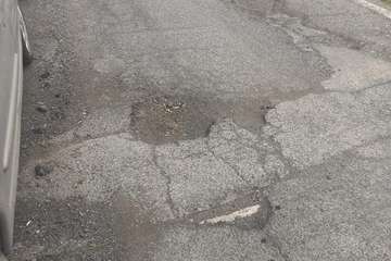 Estado del firme de la calle de Gloria en La Herradura/TA.