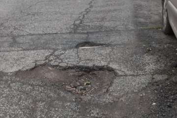 Estado del firme de la calle de Gloria en La Herradura/TA.