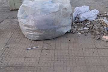 Residuos de las obras de reforma de un baño tirados en una calle de Jinámar/TA.