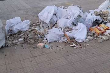 Residuos de las obras de reforma de un baño tirados en una calle de Jinámar/TA.