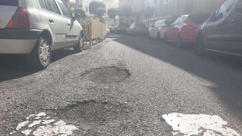 Baches en la calle de La Niña, en Clavellinas/TA.