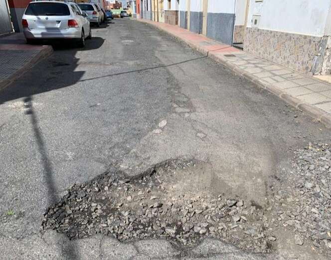 Uno de los baches de la calle Cristóbal García del Castillo en El Ejido/TA.
