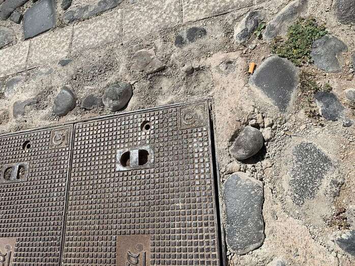 Piedras sueltas en el pavimento de una calle del barrio histórico de San Francisco/TA.