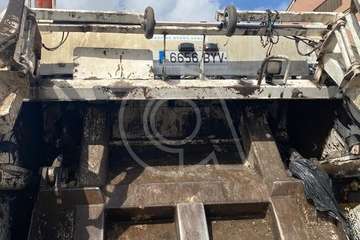 Los bomberos de Telde sofocan un incendio en un camión de la basura/TA.