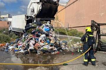 Los bomberos de Telde sofocan un incendio en un camión de la basura/TA.