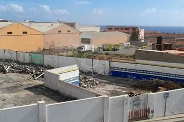Los bomberos de Telde sofocan un incendio en un camión de la basura/TA.