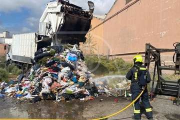 Los bomberos de Telde sofocan un incendio en un camión de la basura/TA.