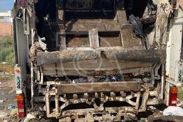 Los bomberos de Telde sofocan un incendio en un camión de la basura/TA.