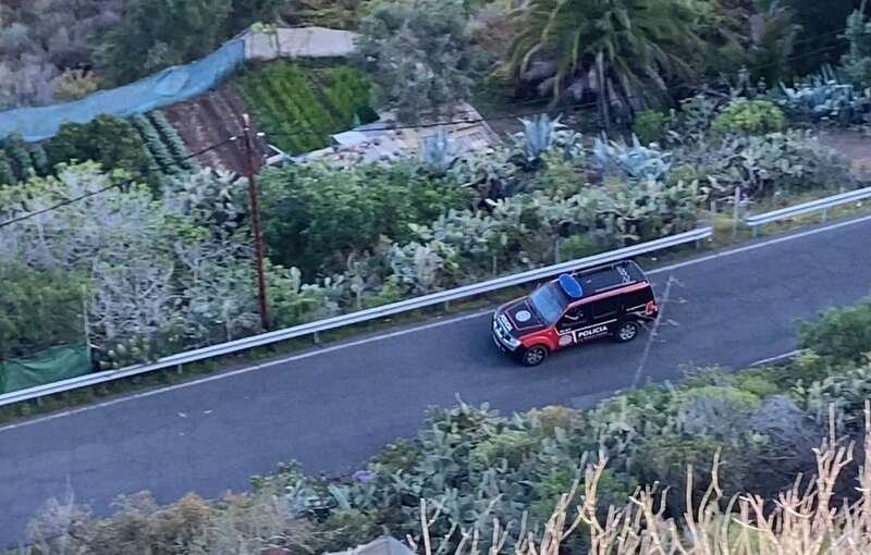 Coche patrulla de la Policía Nacional en dirección hacia el Barranco de Cernícalos/TA.