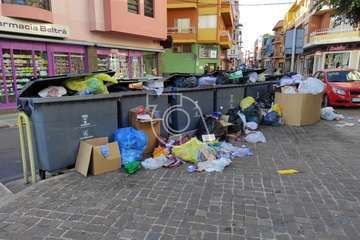 La basura rebosa en una calle del casco urbano de Telde/TA.