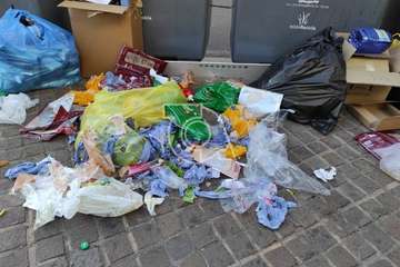 La basura rebosa en una calle del casco urbano de Telde/TA.