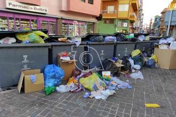 La basura rebosa en una calle del casco urbano de Telde/TA.