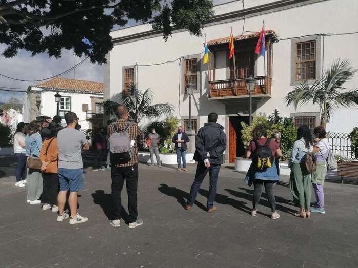 El concejal Jonay López recibió al grupo en la plaza de San Juan/TA.