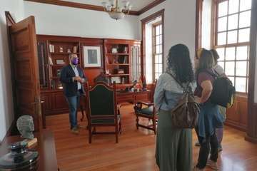 El edil Jonay López oficia de cicerone en una visita de personas interesadas por la historia de Telde/TA.