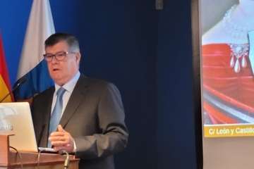 Charla del cronista de Telde sobre la reina María Cristina de Borbón/Jesús Ruiz Mesa.