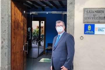 Charla del cronista de Telde sobre la reina María Cristina de Borbón/Jesús Ruiz Mesa.