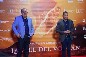 Telde arropa  el preestreno de 'La piel del volcán'/C7 y TA.