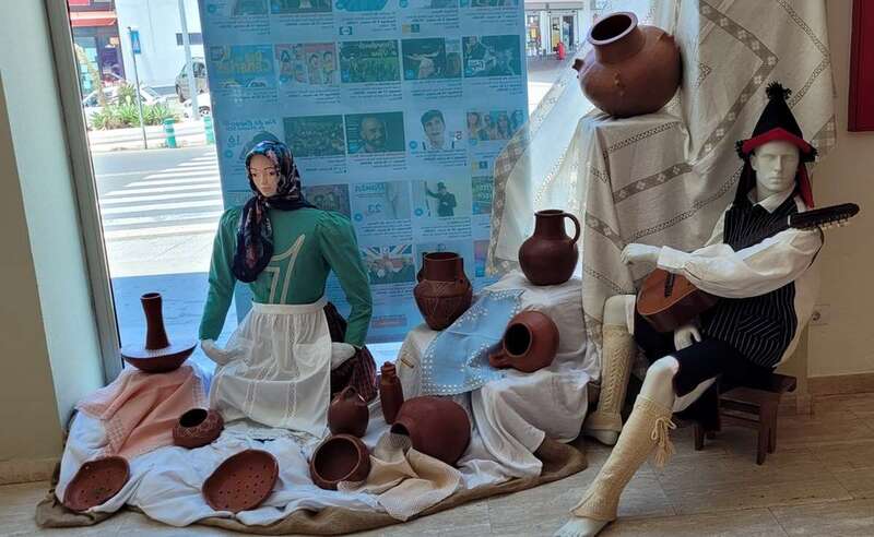 La exposición se muestra en el hall del edificio municipal de la calle de Poeta Pablo Neruda/Jesús Ruiz Mesa.