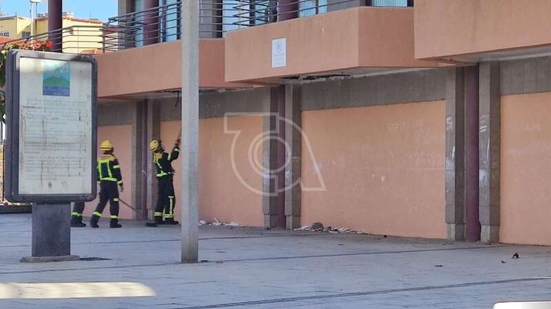 Los bomberos picando la zona del frontis donde se estaban produciendo los desprendimientos/TA.
