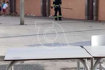 Los bomberos actuando en la zona del edificio abandonado de La Garita/TA.