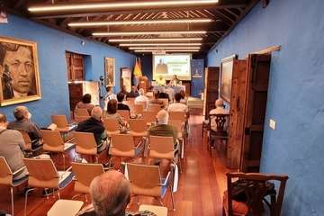Conferencia de Juan Ismael Santana sobre el ingeniero Juan de León y Castillo/Antonio Alí y Jesús Ruiz Mesa.