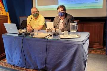 Conferencia de Juan Ismael Santana sobre el ingeniero Juan de León y Castillo/Antonio Alí y Jesús Ruiz Mesa.