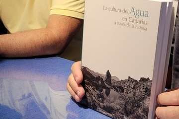Conferencia de Juan Ismael Santana sobre el ingeniero Juan de León y Castillo/Antonio Alí y Jesús Ruiz Mesa.