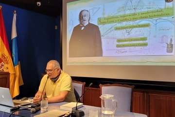 Conferencia de Juan Ismael Santana sobre el ingeniero Juan de León y Castillo/Antonio Alí y Jesús Ruiz Mesa.