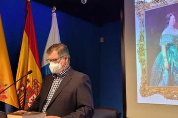 Conferencia del cronista oficial de Telde sobre la reina Isabel II/Jesús Ruiz Mesa.