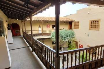 Conferencia del cronista oficial de Telde sobre la reina Isabel II/Jesús Ruiz Mesa.