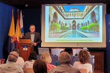 Conferencia del cronista oficial de Telde sobre la reina Isabel II/Jesús Ruiz Mesa.