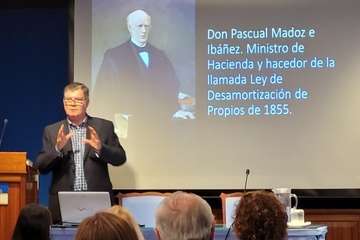 Conferencia del cronista oficial de Telde sobre la reina Isabel II/Jesús Ruiz Mesa.