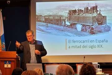 Conferencia del cronista oficial de Telde sobre la reina Isabel II/Jesús Ruiz Mesa.