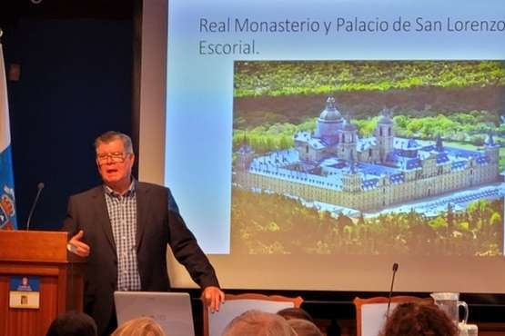 Conferencia del cronista oficial de Telde sobre la reina Isabel II/Jesús Ruiz Mesa.