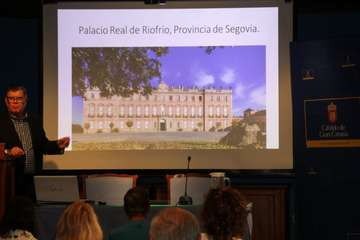 Conferencia del cronista oficial de Telde sobre la reina Isabel II/Jesús Ruiz Mesa.