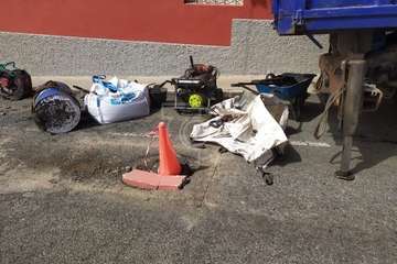  Vías y Obras pone remedio a los baches de Caserones Altos/TA.