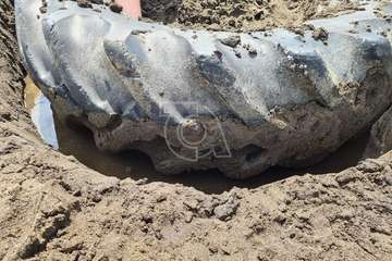 Goma neumática arrojada por el mar en Playa del Hombre/TA.