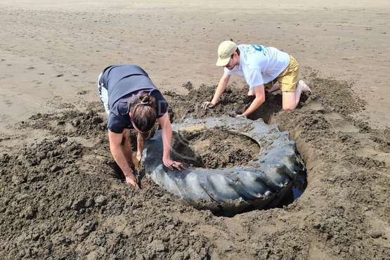 Goma neumática arrojada por el mar en Playa del Hombre/TA.