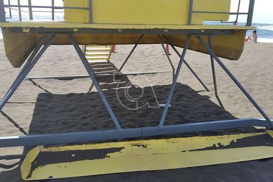  El vandalismo causa destrozos a la caseta de vigilancia de la playa de La Garita/TA.