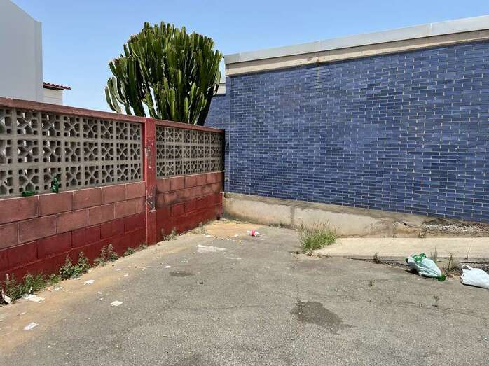 La basura se acumula en los exteriores del centro