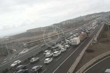 Un furgón se avería en el carril central de la GC-1 y origina colas kilométricas en dirección sur/TA.