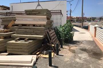 Material apilado en la trasera de la avenida de Melenara/TA.