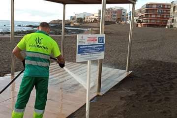 Baldeo y desinfección de los paseos costeros de Telde de cara al fin de semana/TA.
