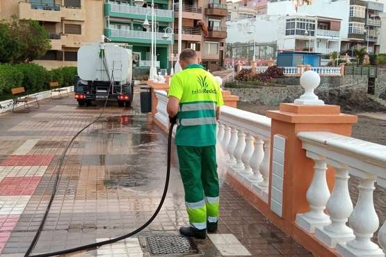 Baldeo y desinfección de los paseos costeros de Telde de cara al fin de semana/TA.