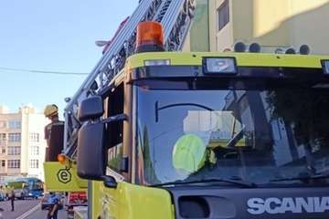 Los bomberos actúan en Los Llanos ante la caída de cascotes de un edificio/Foto cedida por Telde-ojeando.com.
