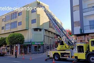 Los bomberos actúan en Los Llanos ante la caída de cascotes de un edificio/Foto cedida por Telde-ojeando.com.