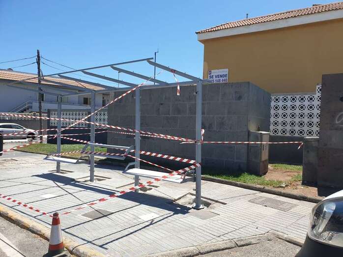 Trabajos de reposición de la marquesina/TA.