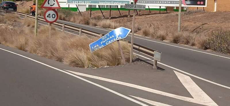 Señal de tráfico semi caída en la salida desde la rotonda de Leroy Merlin hacia la autovía GC-1/TA.